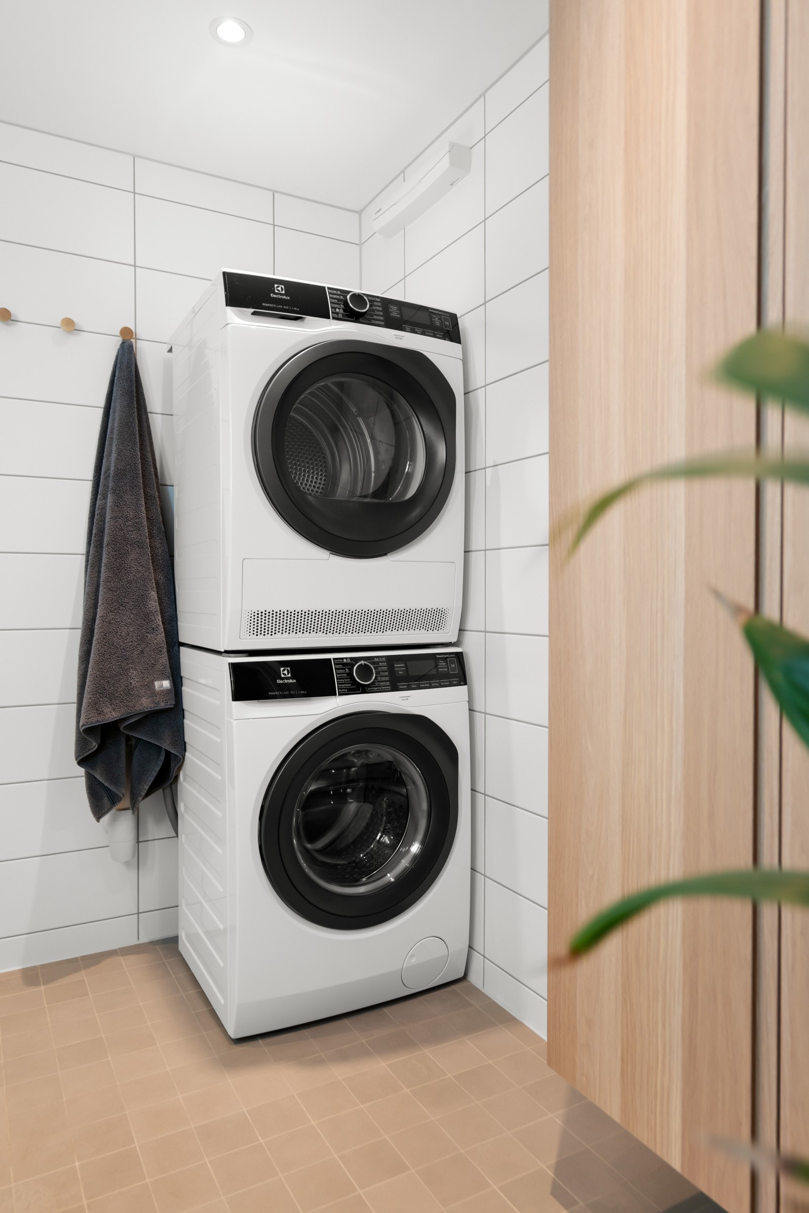 Ellers er badet utstyrt med dusjhjørne, vegghengt WC og en lys, moderne baderomsinnredning. Downlights i taket gir god belysning. Galleribilde