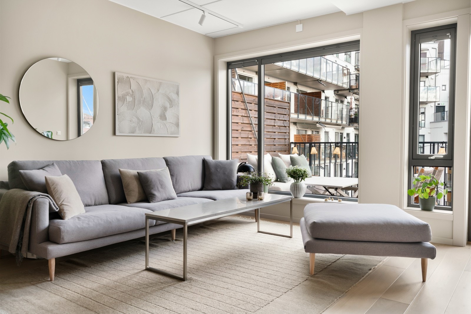 Store vindusflater gir rikelig med naturlig lys, og sammen med den balanserte ventilasjonen og vannbårne gulvvarmen skapes et behagelig inneklima året rundt. Galleribilde