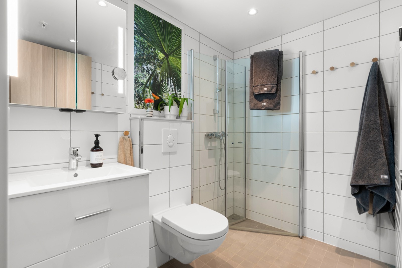 Leiligheten har et lyst og delikat baderom med flislagte overflater på gulv og vegger. Galleribilde