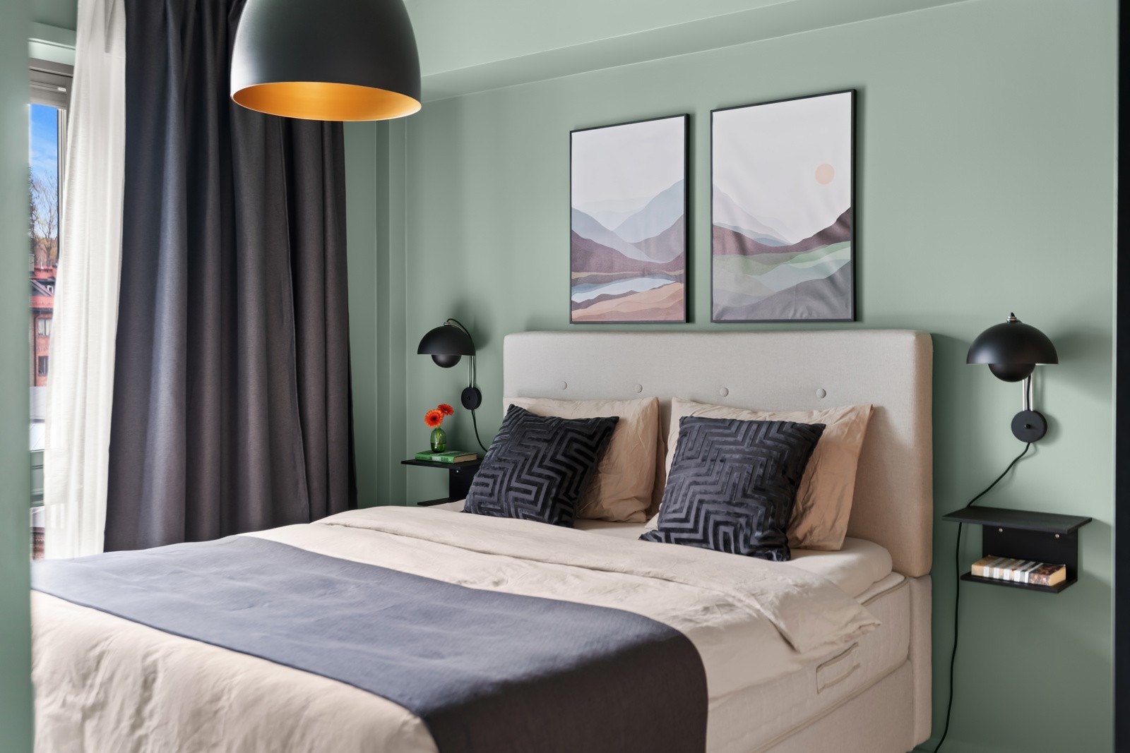 Store vinduer slipper inn rikelig med naturlig lys, noe som skaper en behagelig og avslappende stemning. Galleribilde