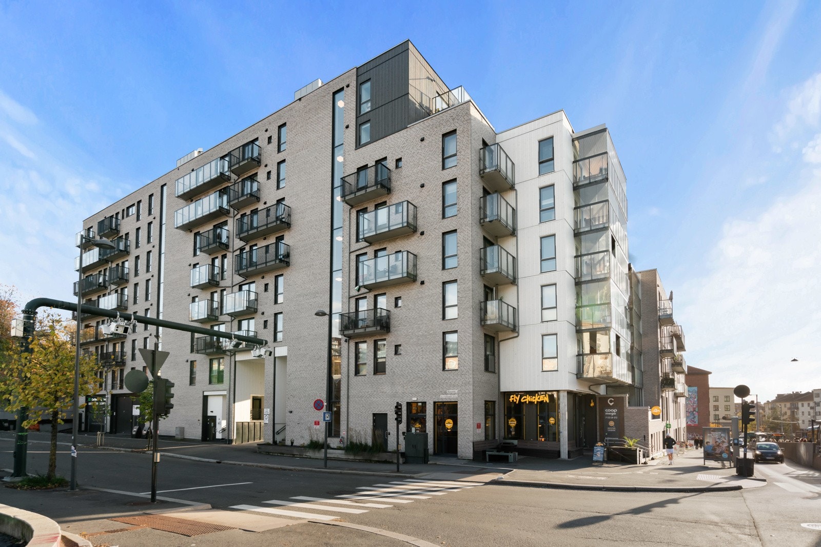 Det er trapper, brosteinslagte arealer, asfalterte internveier og plassbygde sittebenker til felles hygge for beboerne. Galleribilde