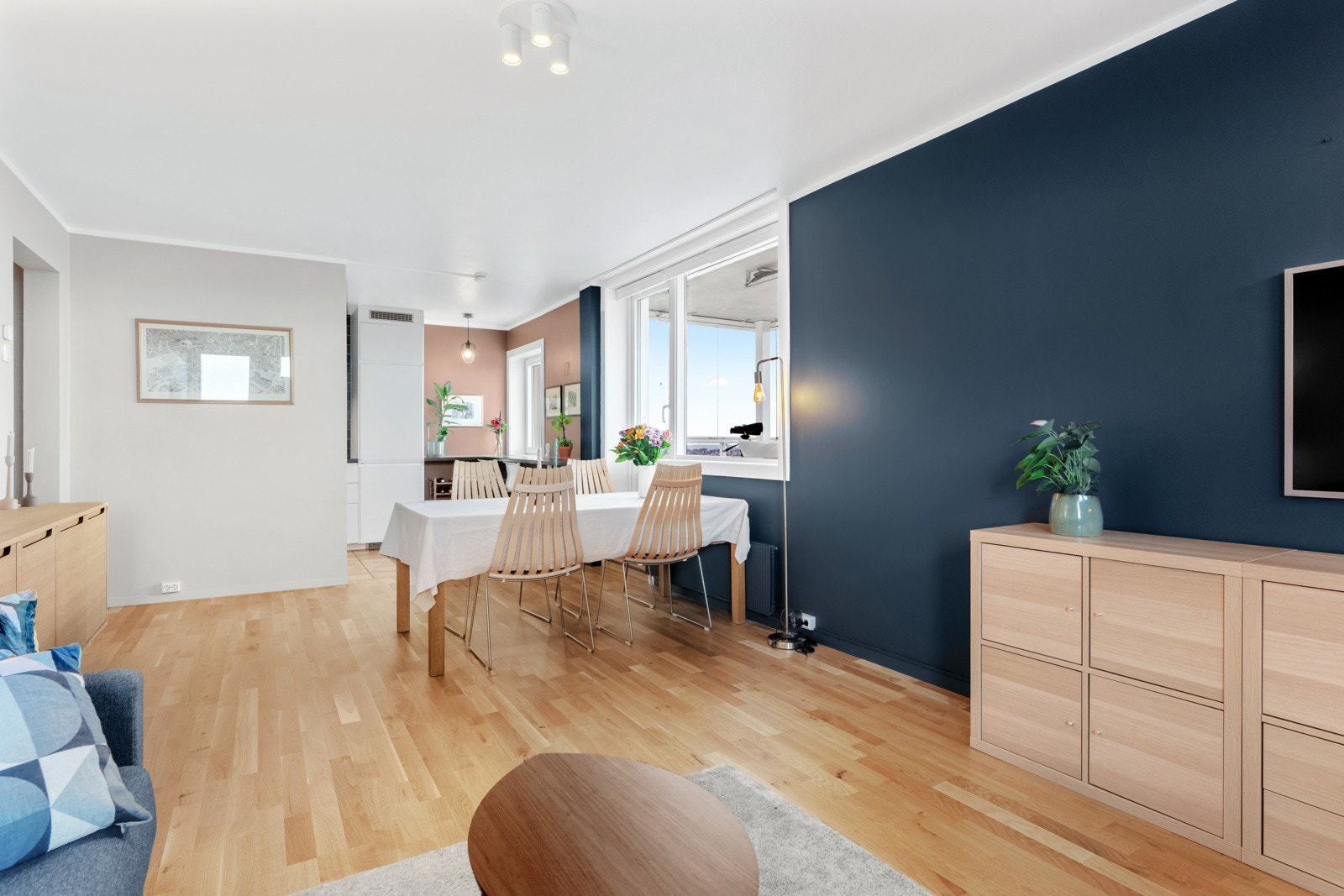 I 2021 ble gangen, kjøkkenet og stuen malt opp i moderne toner. Galleribilde