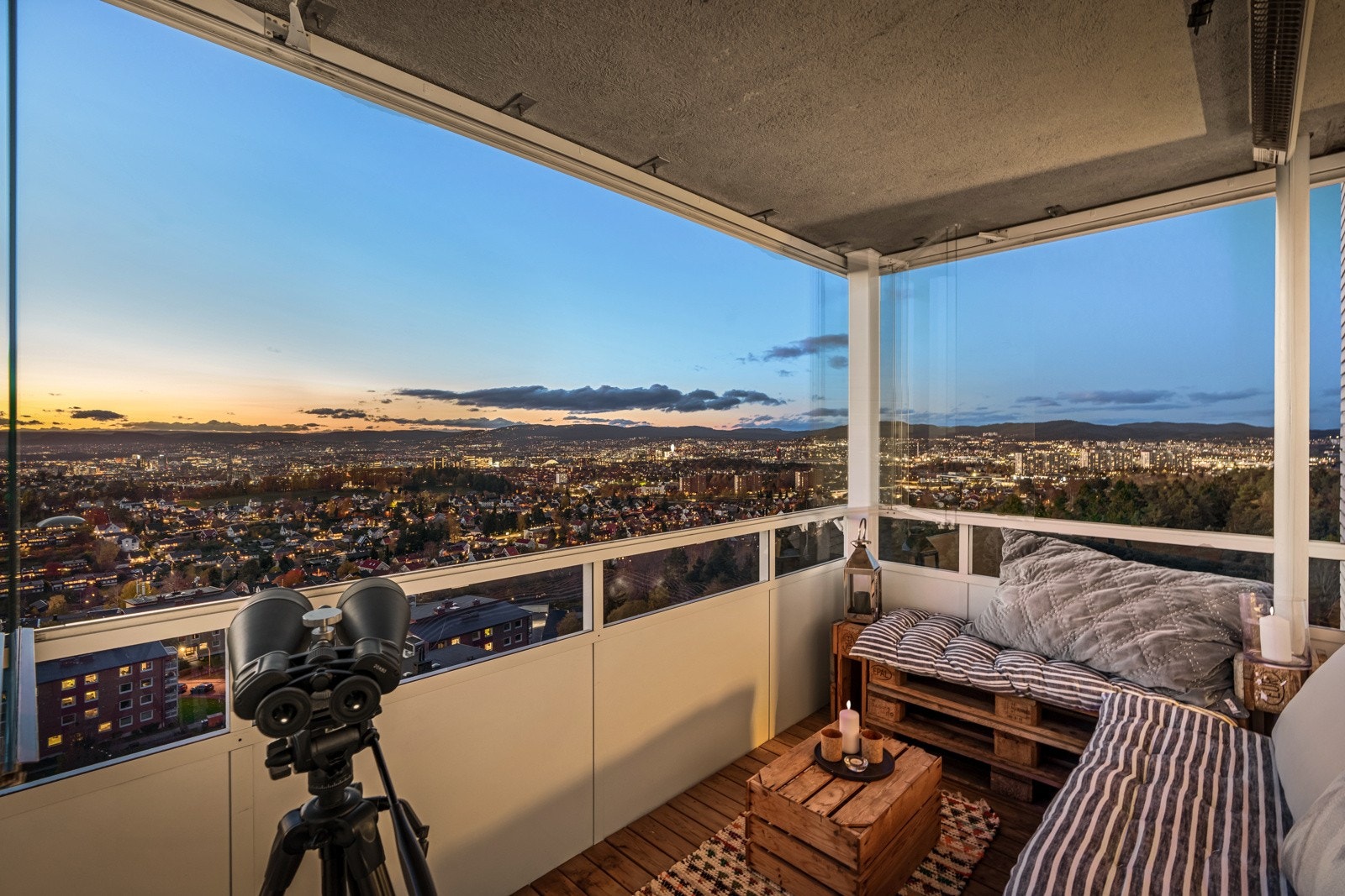 Leiligheten har utgang fra stuen til en stor vestvendt, innglasset balkong på ca. 7 kvm. Galleribilde