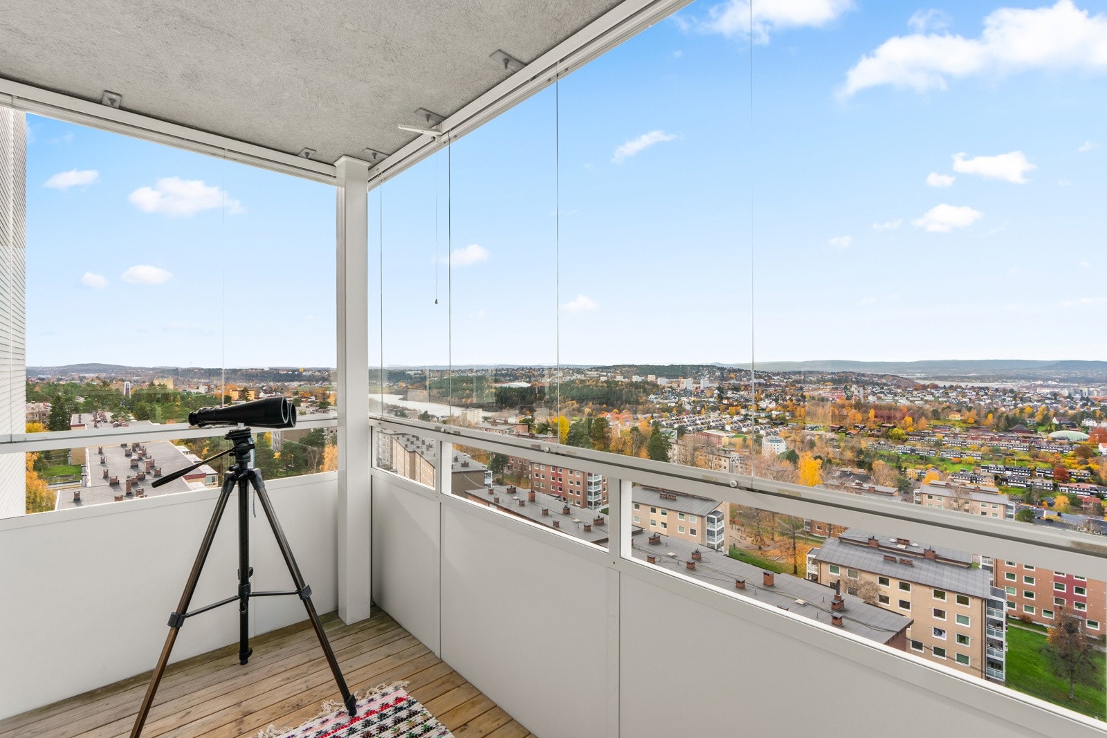 Balkongen har ellers god plass til sittegruppe og er innredet med tregulv og terrassevarmer. Galleribilde