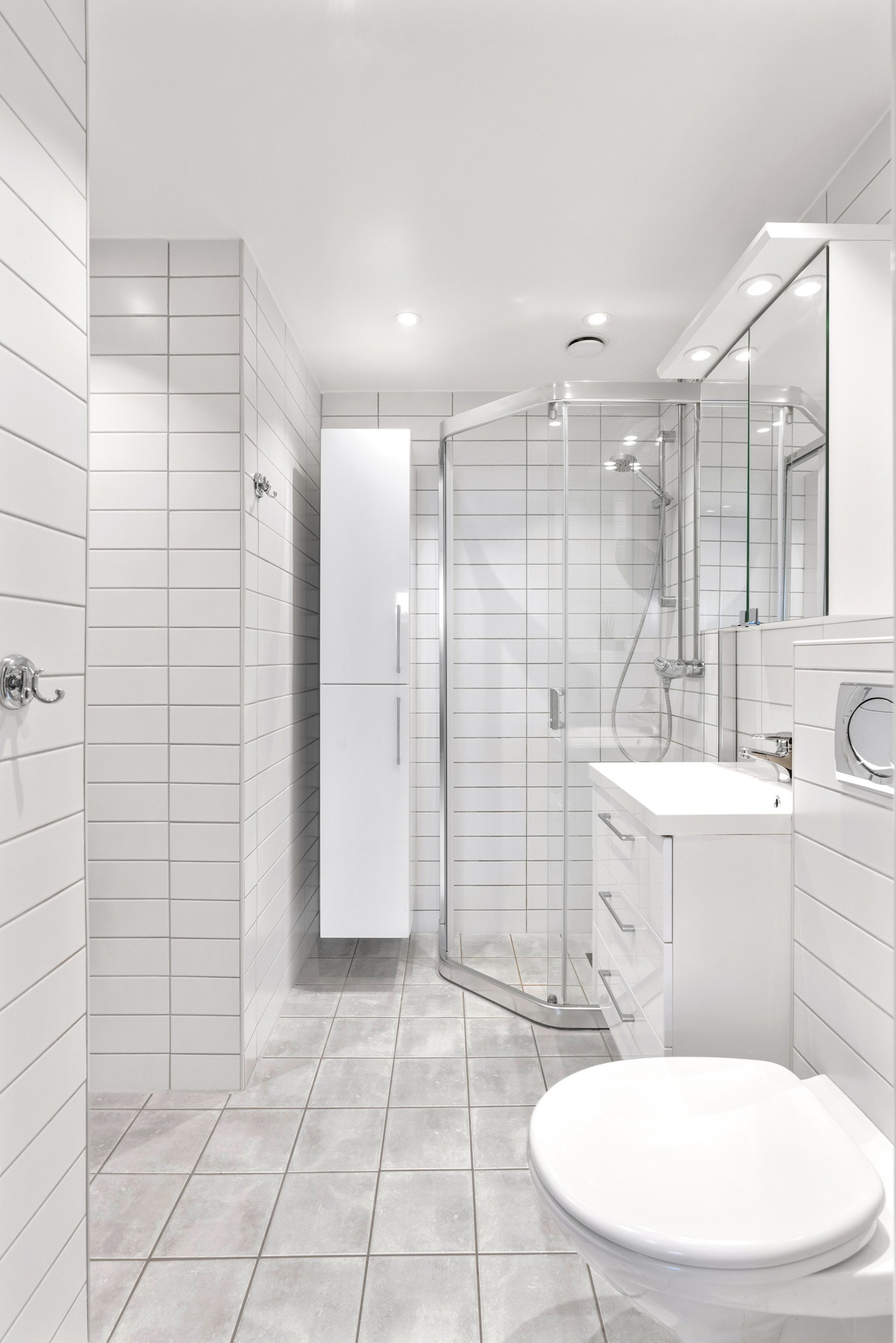 Badet ble rehabilitert i regi av borettslaget i 2007, og er flislagt med varmekabler i gulvet og downlights i himling. I 2024 ble det byttet spotter i taket og spotter og driver i skap over vasken. Galleribilde