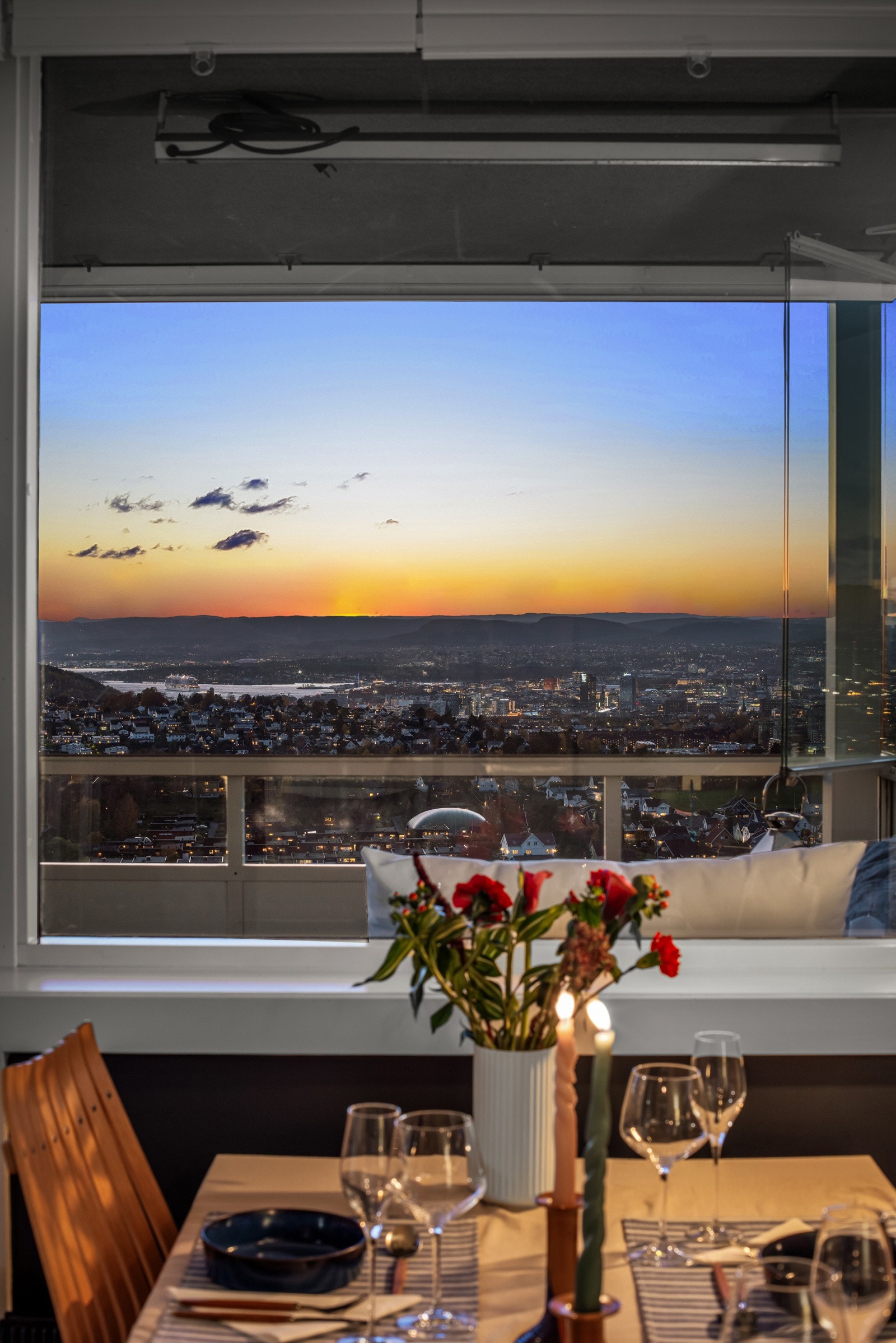 Kveldsstemning og fantastisk utsikt fra middagsbordet. Galleribilde