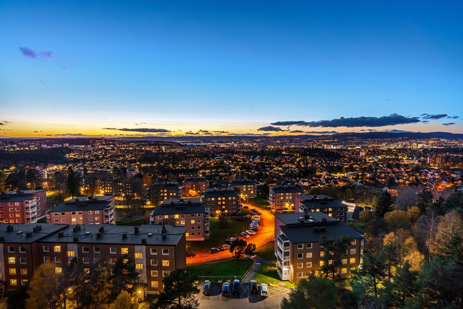 Kranveien 17 er en lys og pen 2-(3)roms i 10. etasje med heis, vestvendt, innglasset balkong og fantastisk utsikt utover Oslo. Galleribilde