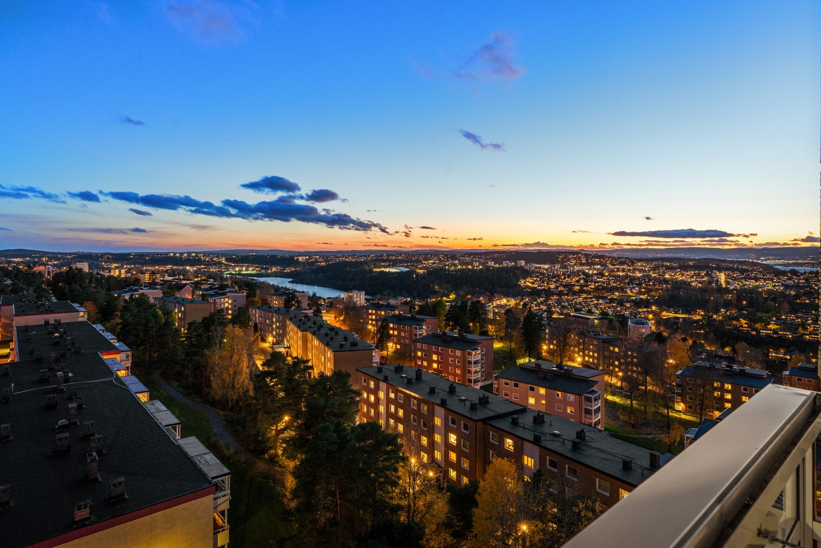 Mot syd er det utsikt helt ned mot Østensjøvannet. Galleribilde