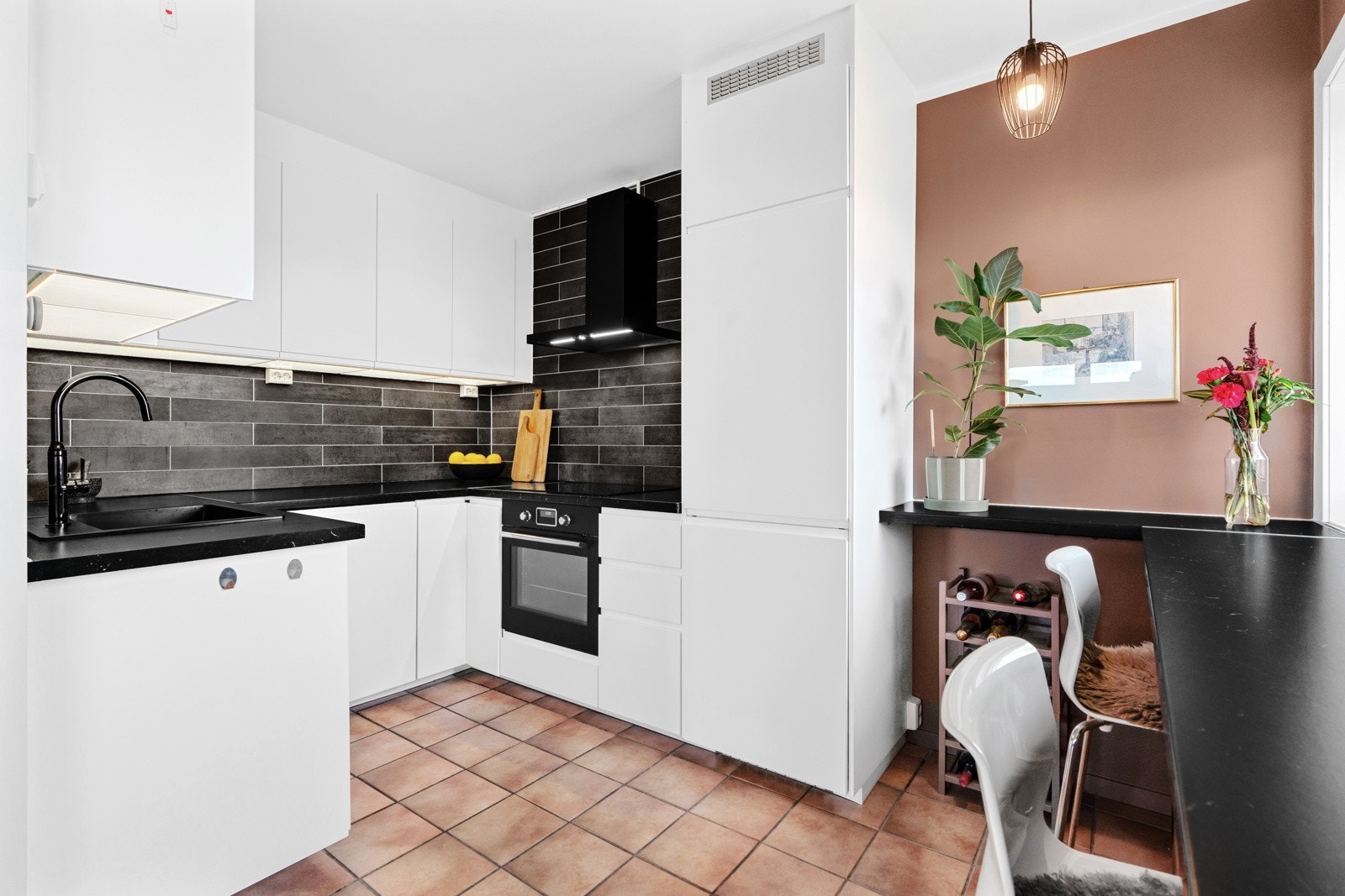 Kjøkkenet fra 2019 er både moderne og pent med integrerte hvitevarer. Galleribilde