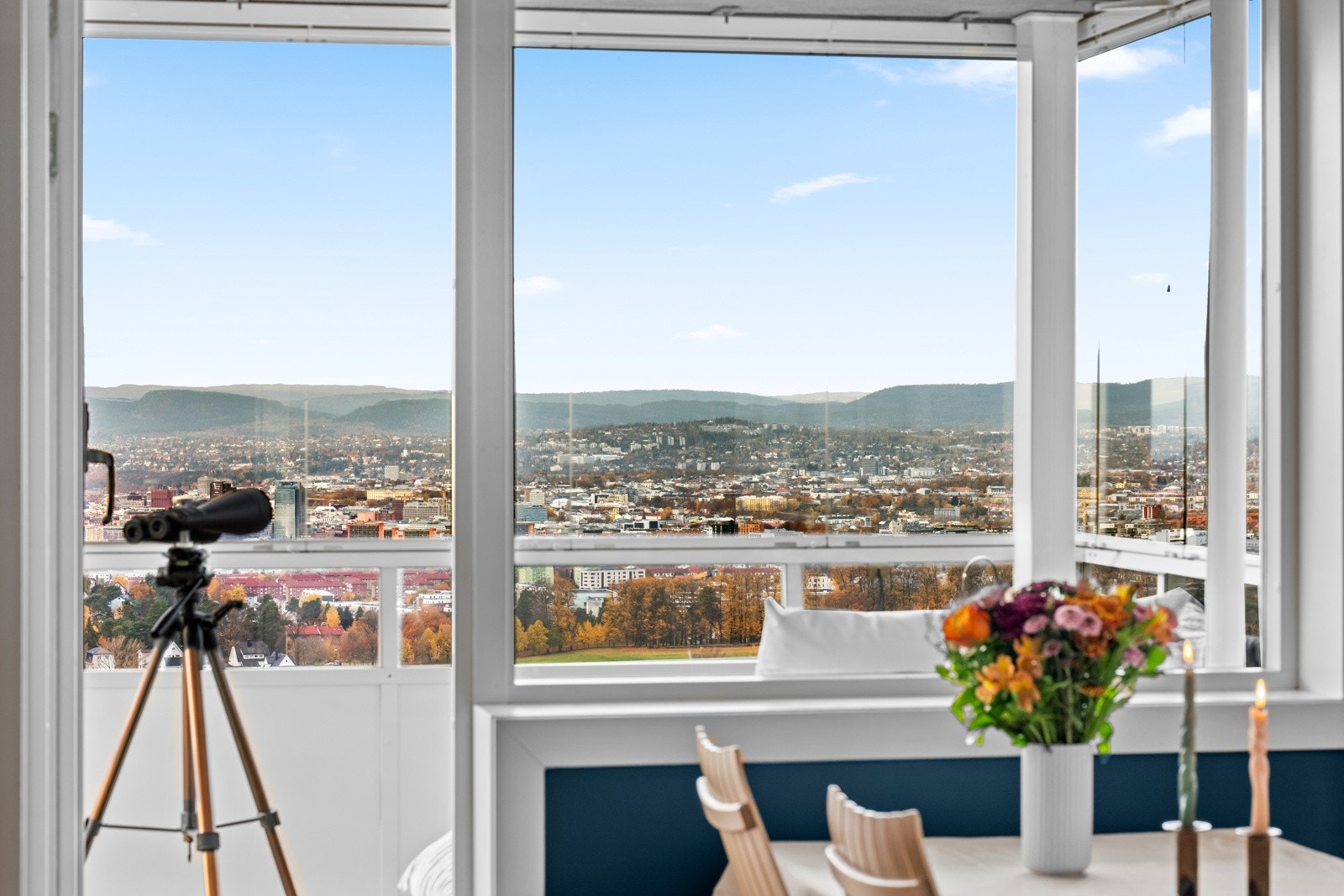 Leiligheten har store vinduer med spektakulær utsikt og godt med naturlig lysinnslipp. Galleribilde