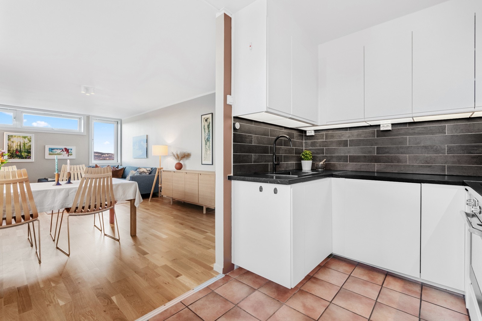 Hvitevarene består av integrert stekeovn, koketopp, oppvaskmaskin, kjøl-/fryseskap og kullfilterventilator. Galleribilde