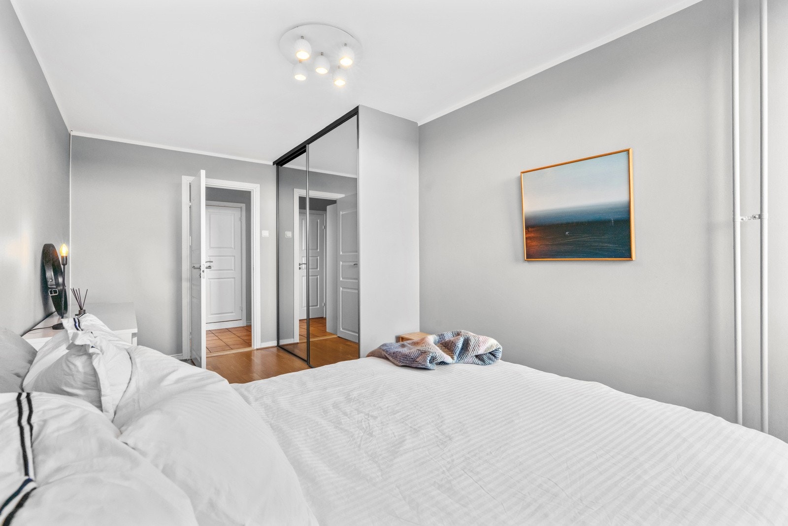 På soverommet er det god plass til seng og annet tilhørende møblement. Det er en stor skyvedørsgarderobe for oppbevaring. Galleribilde