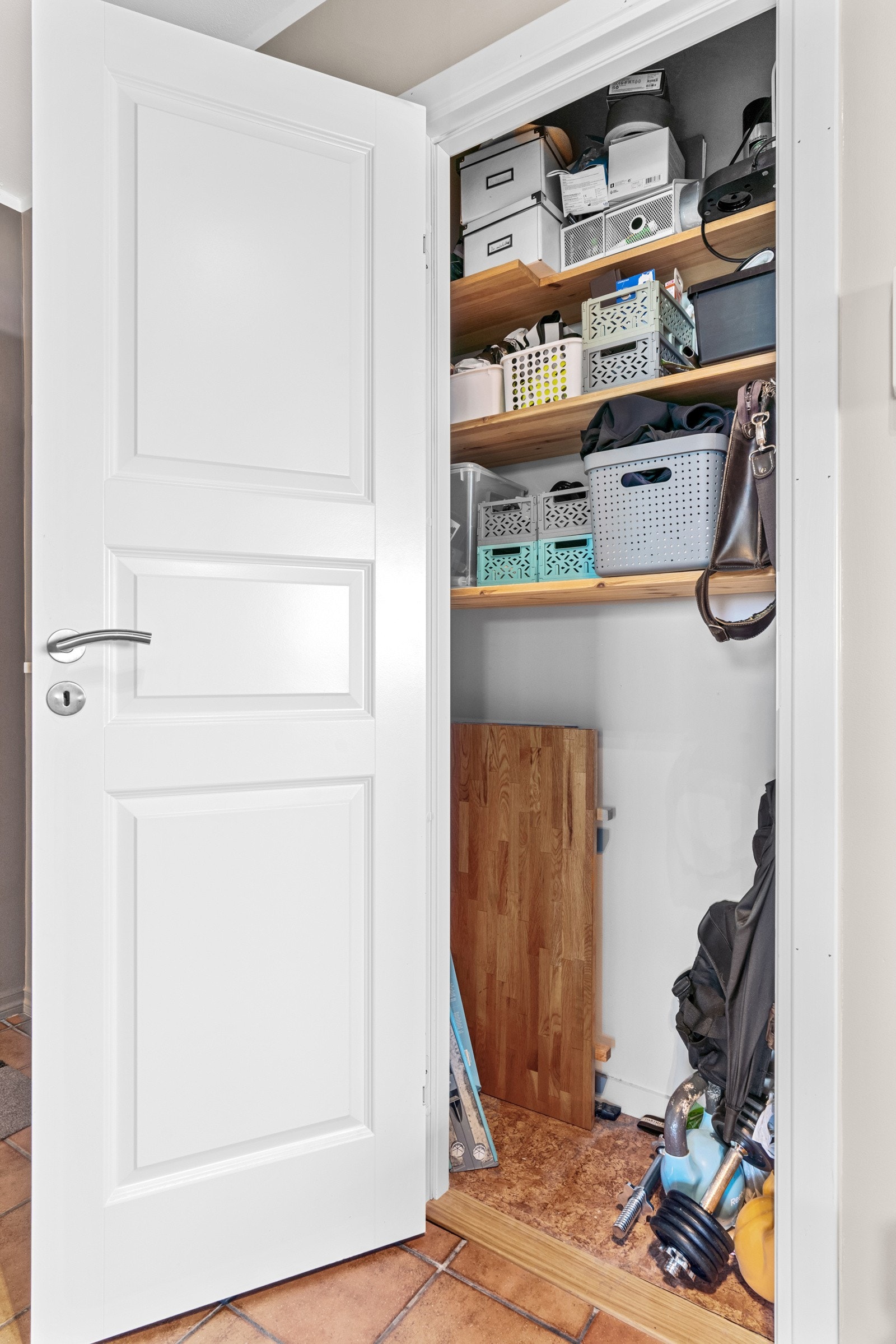 I entréen er det et garderobeskap og inngang til en praktisk innvendig bod med hyller og god oppbevaringsplass. Ytterligere lagring i boder på tilsammen ca. 6 kvm. Galleribilde