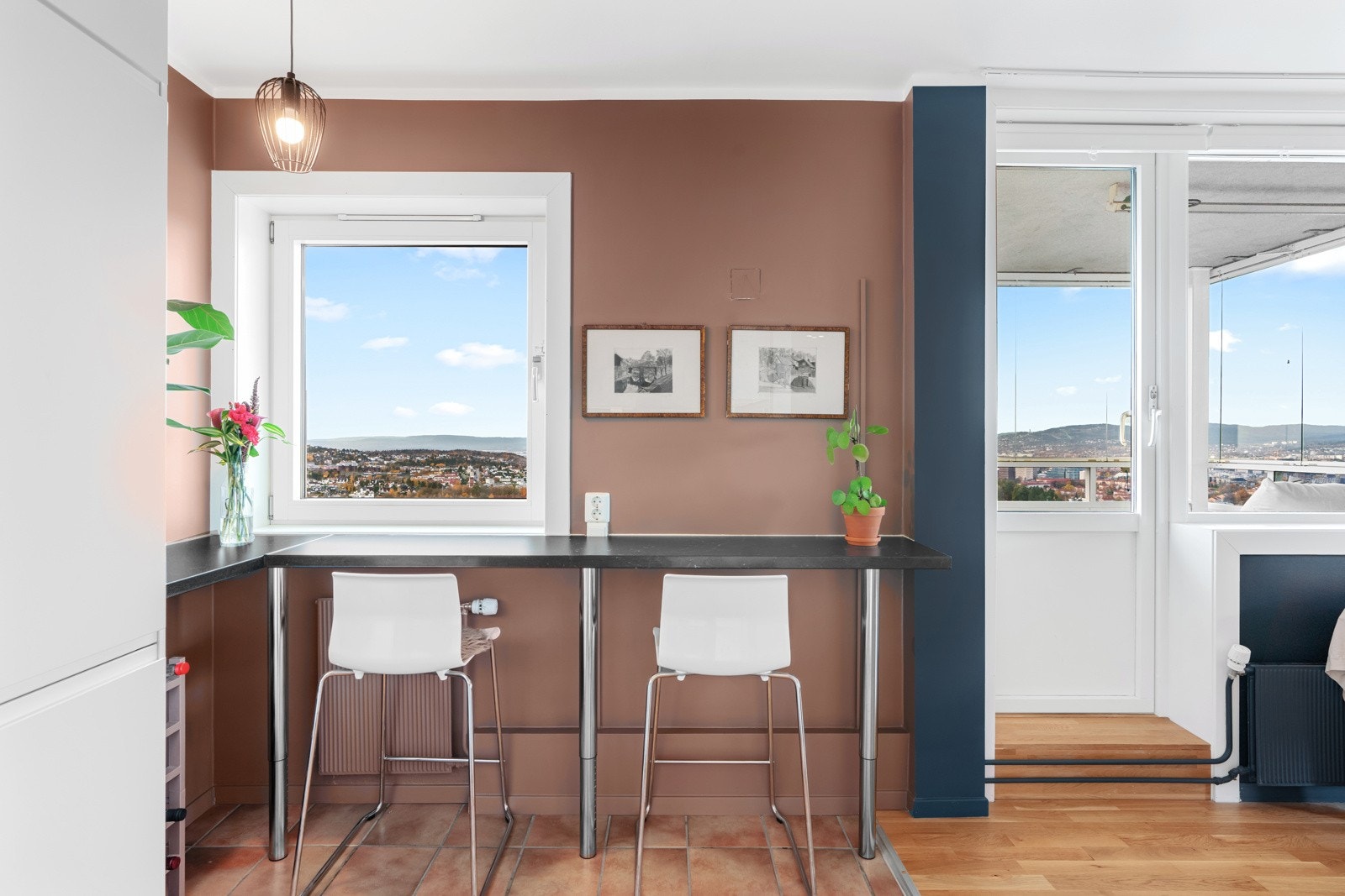 På kjøkkenet er det montert en stilig barløsning. Et perfekt sted å starte dagen. Galleribilde