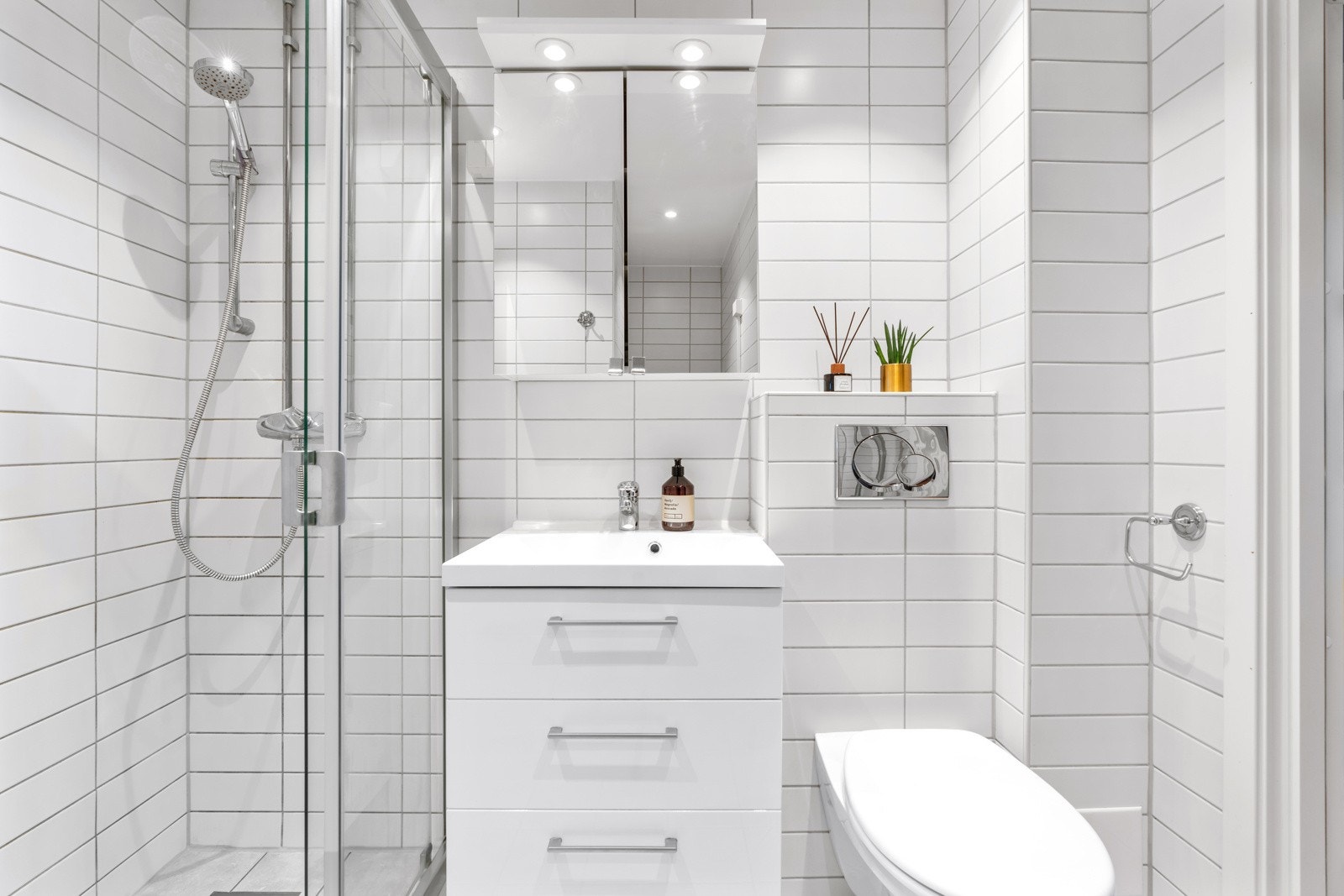 Badet fremstår som velholdt og pent. Innredningen består av dusjhjørne, servant med underskap, overskap med speilfronter og veggklosett. Galleribilde