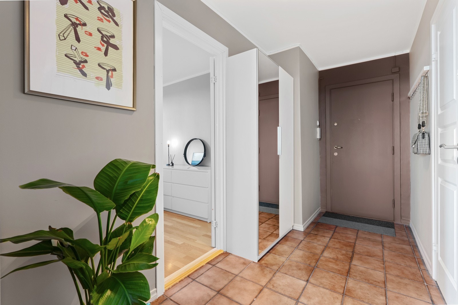 Leiligheten har en fin entré med flislagt gulv, malte overflater på veggene og malt himling. Den 29. oktober 2024 får leiligheten installert helt ny inngangsdør. Galleribilde