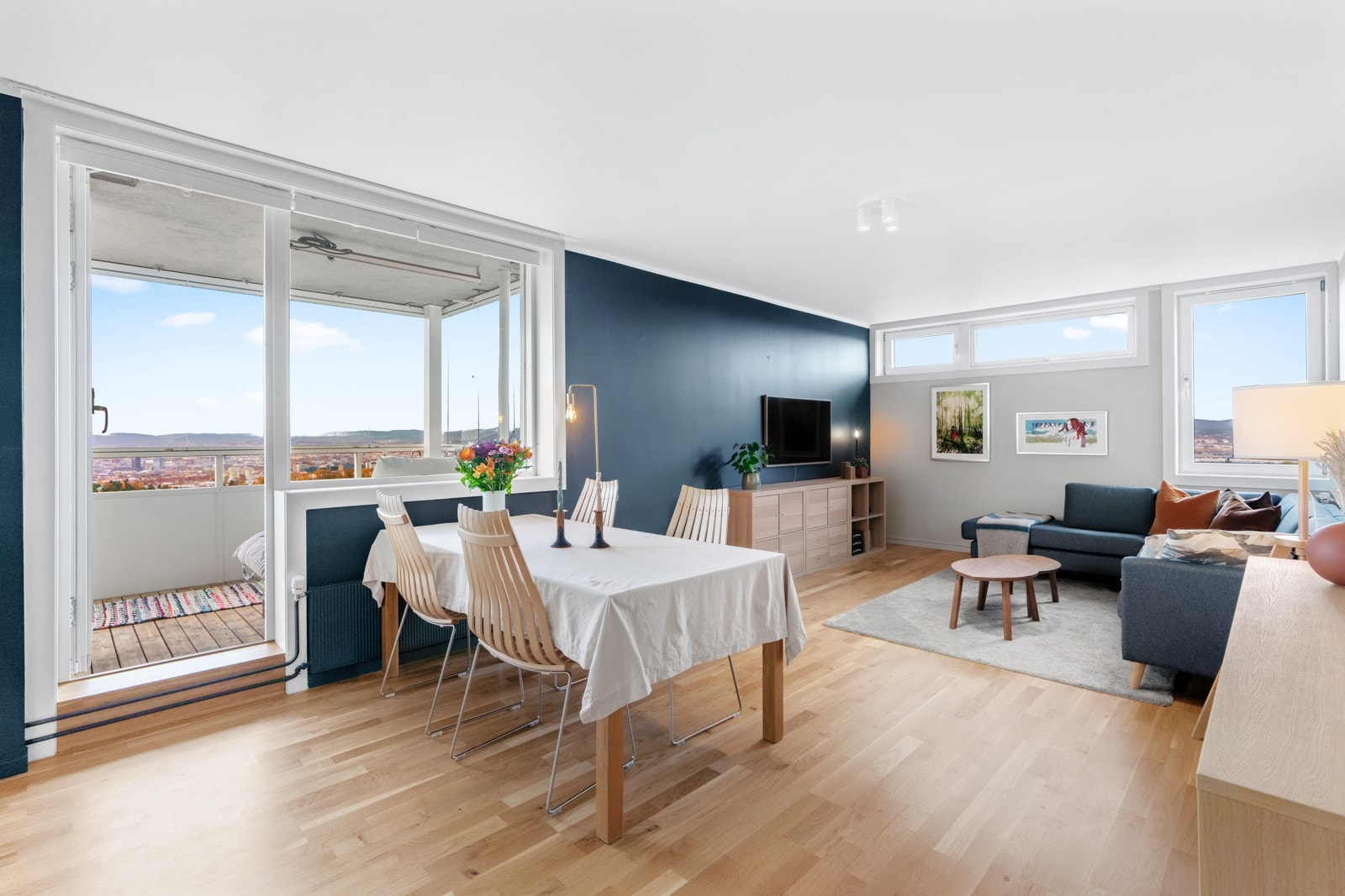 Lys og stor stue som har god plass til både spiseplass og sofagruppe. Galleribilde