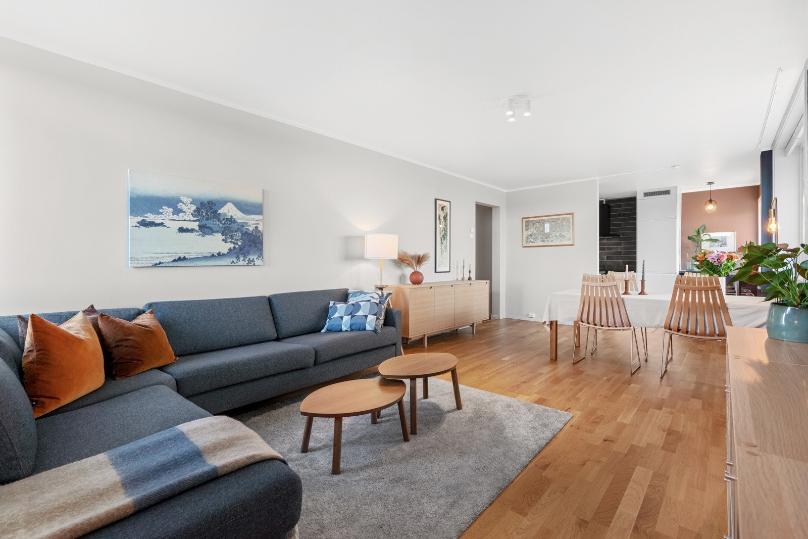 Den delvis åpne planløsningen mellom stuen og kjøkkenet gjør dette til et sosialt allrom, hvor det er plass til å samle både familie og venner. Galleribilde