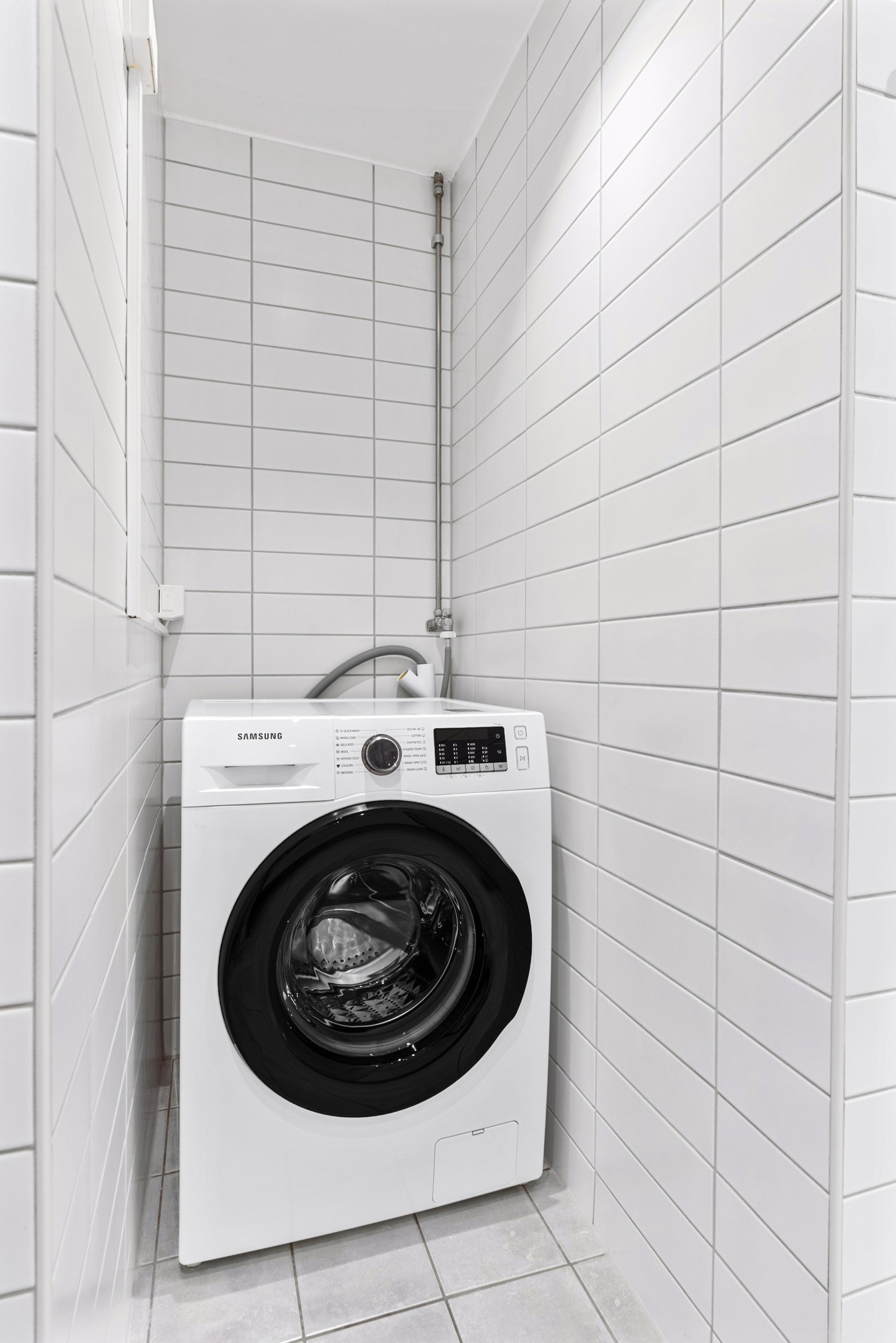 Badet har både opplegg og god plass til vaskemaskin. Galleribilde