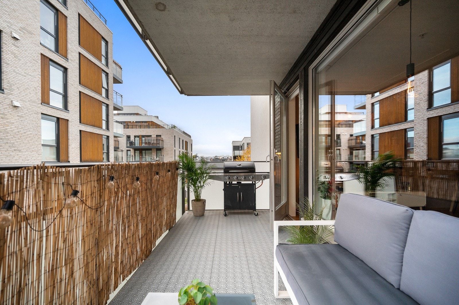 Leiligheten byr på en stor balkong på 9 kvm hvor du har morgen- og ettermiddagssolen, før den titter frem igjen på kvelden. Galleribilde