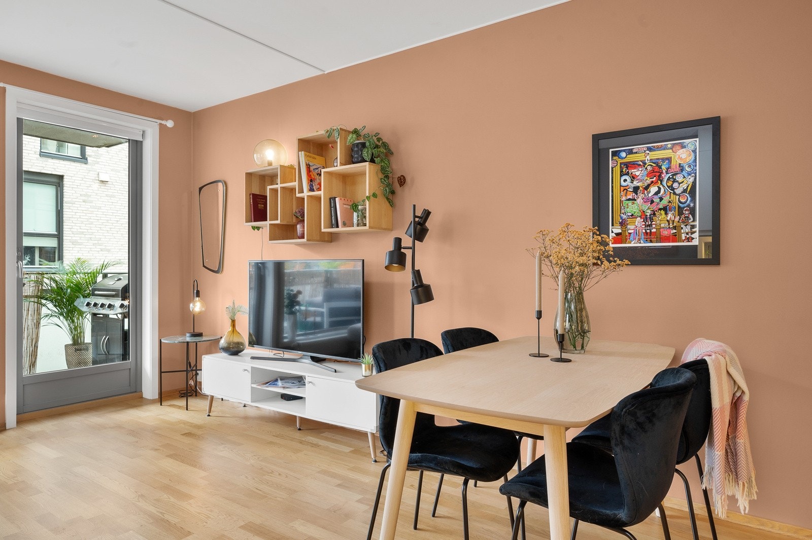 Nåværende eier har innredet med spisebord til fire, men det er god plass til større ved behov. Galleribilde