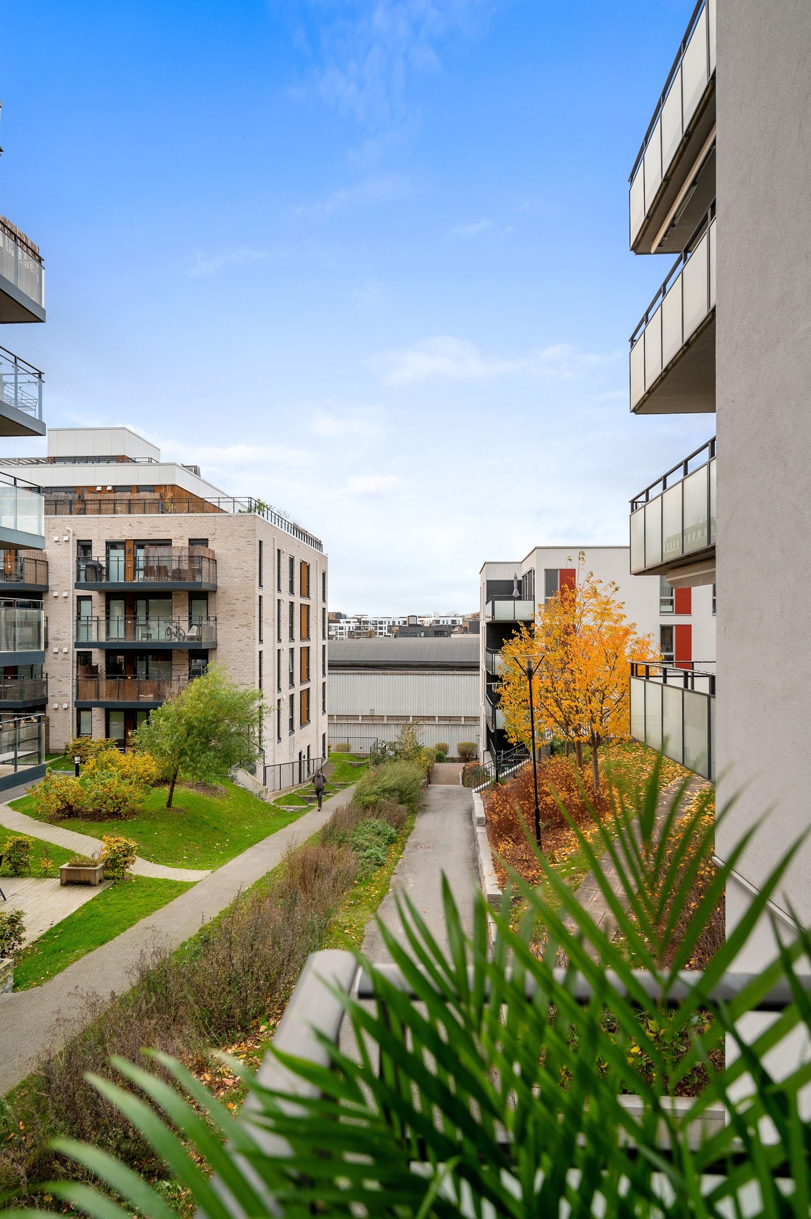 Fra balkongen er det utsyn over et pent opparbeidet område. Galleribilde