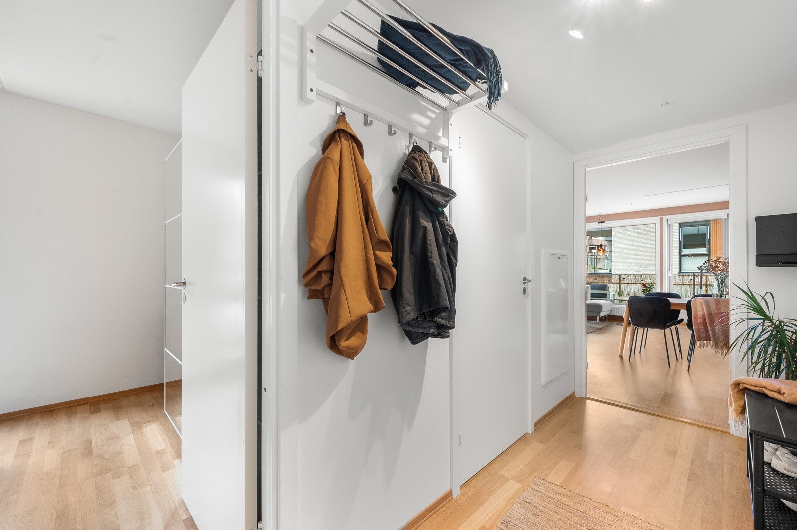 I entréen er det plass for å henge fra yttertøy. Galleribilde