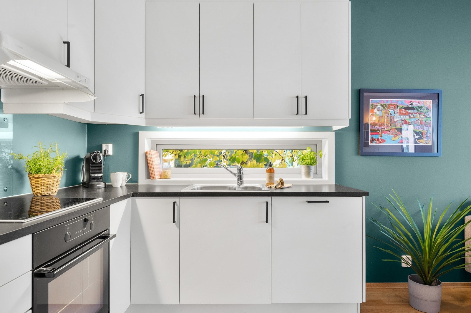 Gode lysforhold på kjøkkenbenken med vindu samt belysning under overskap. Galleribilde