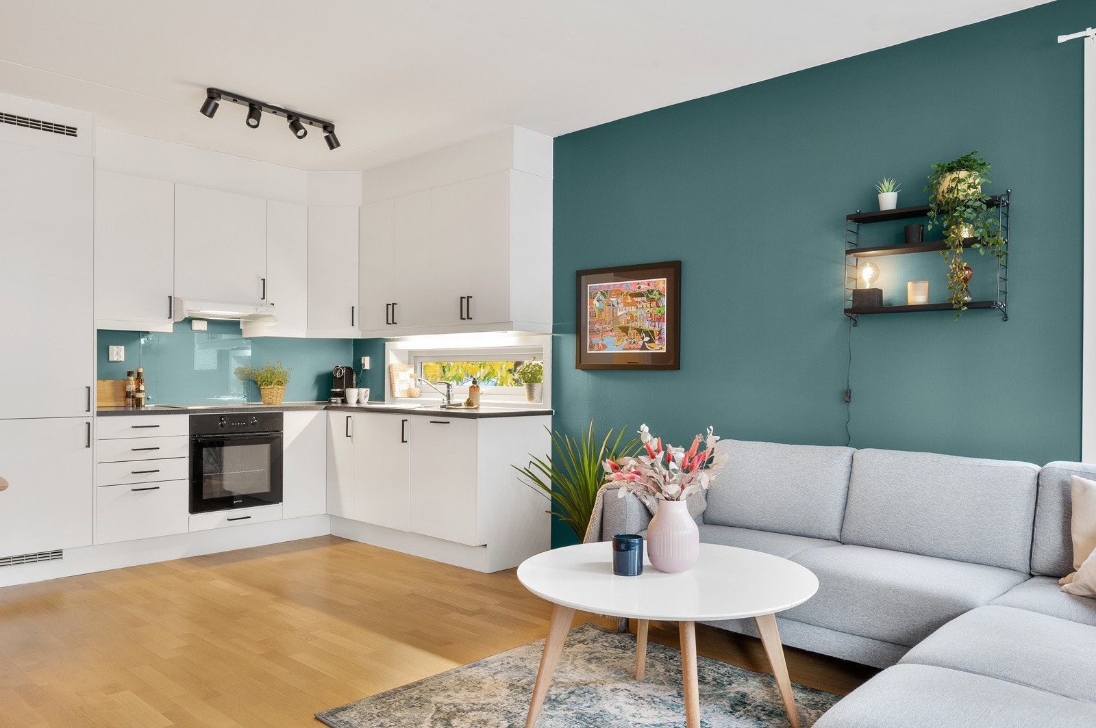 Lyst og tidløst kjøkken. Galleribilde