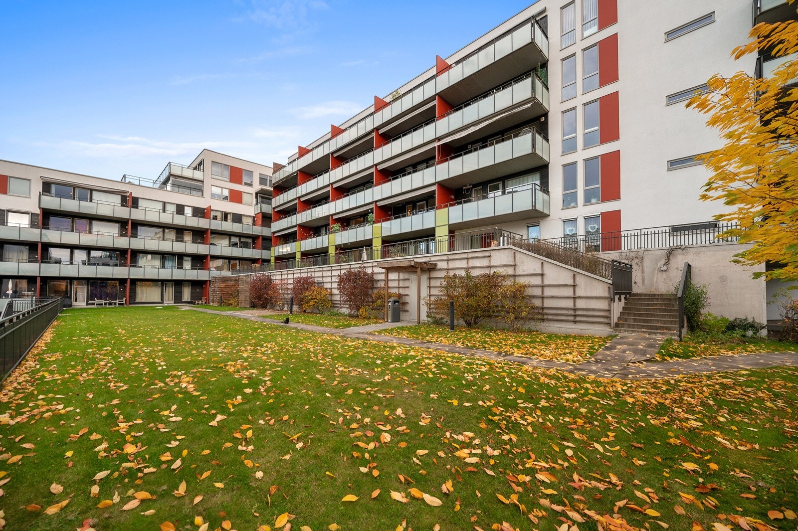 Boligen ligger sentrumsnært i et tilbaketrukket og rolig område. Galleribilde