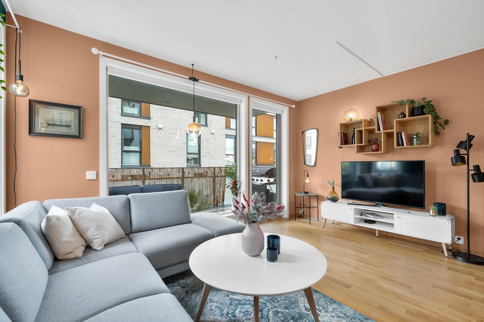 Her er det god plass til sofagruppe og TV-møblement. Galleribilde