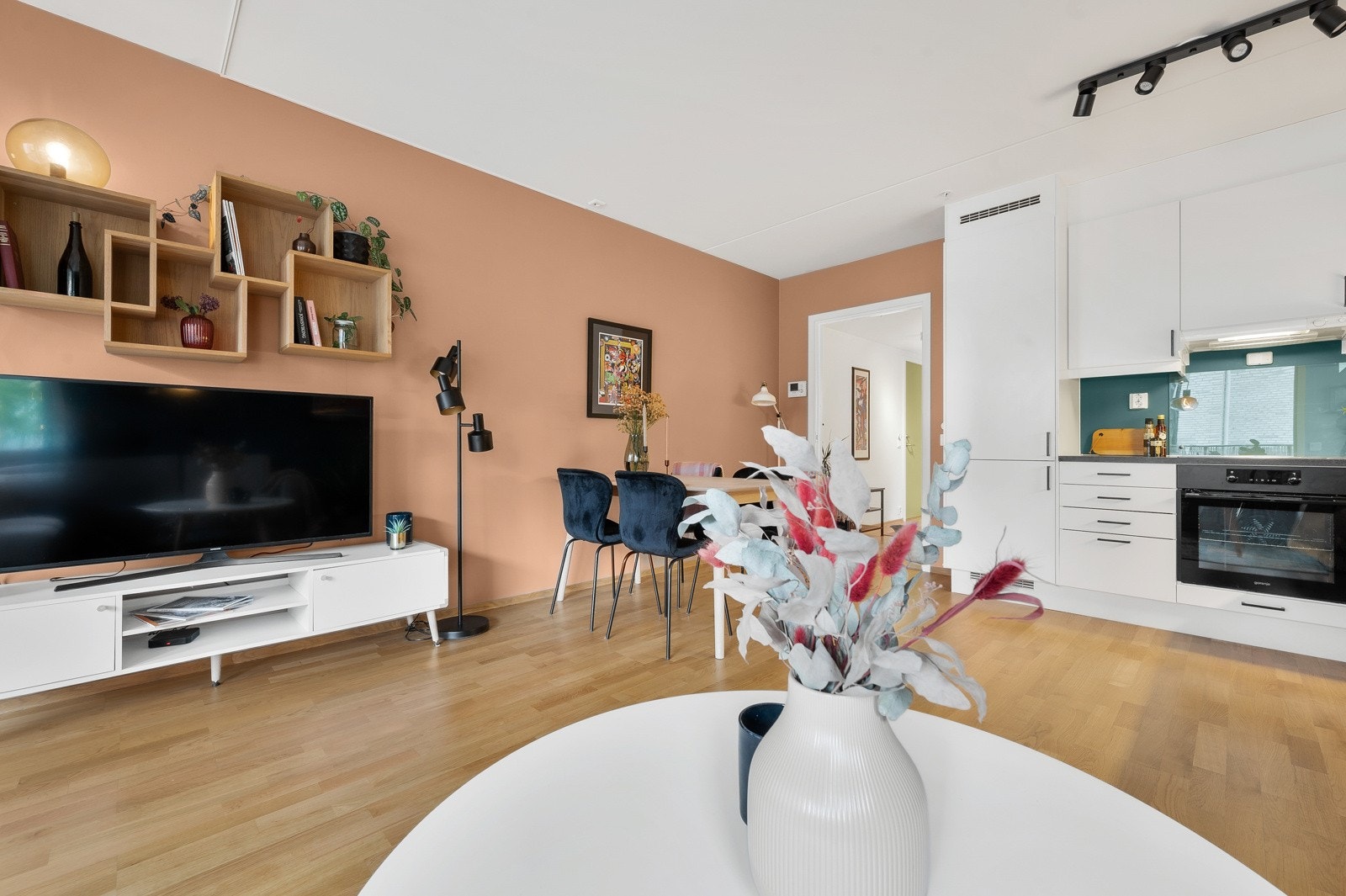 TV og bredbånd er inkludert i felleskostnadene. Galleribilde