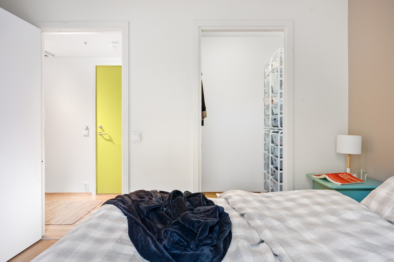 Her får du godt med oppbevaringsplass, med både plass til garderobeskap og inngang til omkledningsrommet. Galleribilde