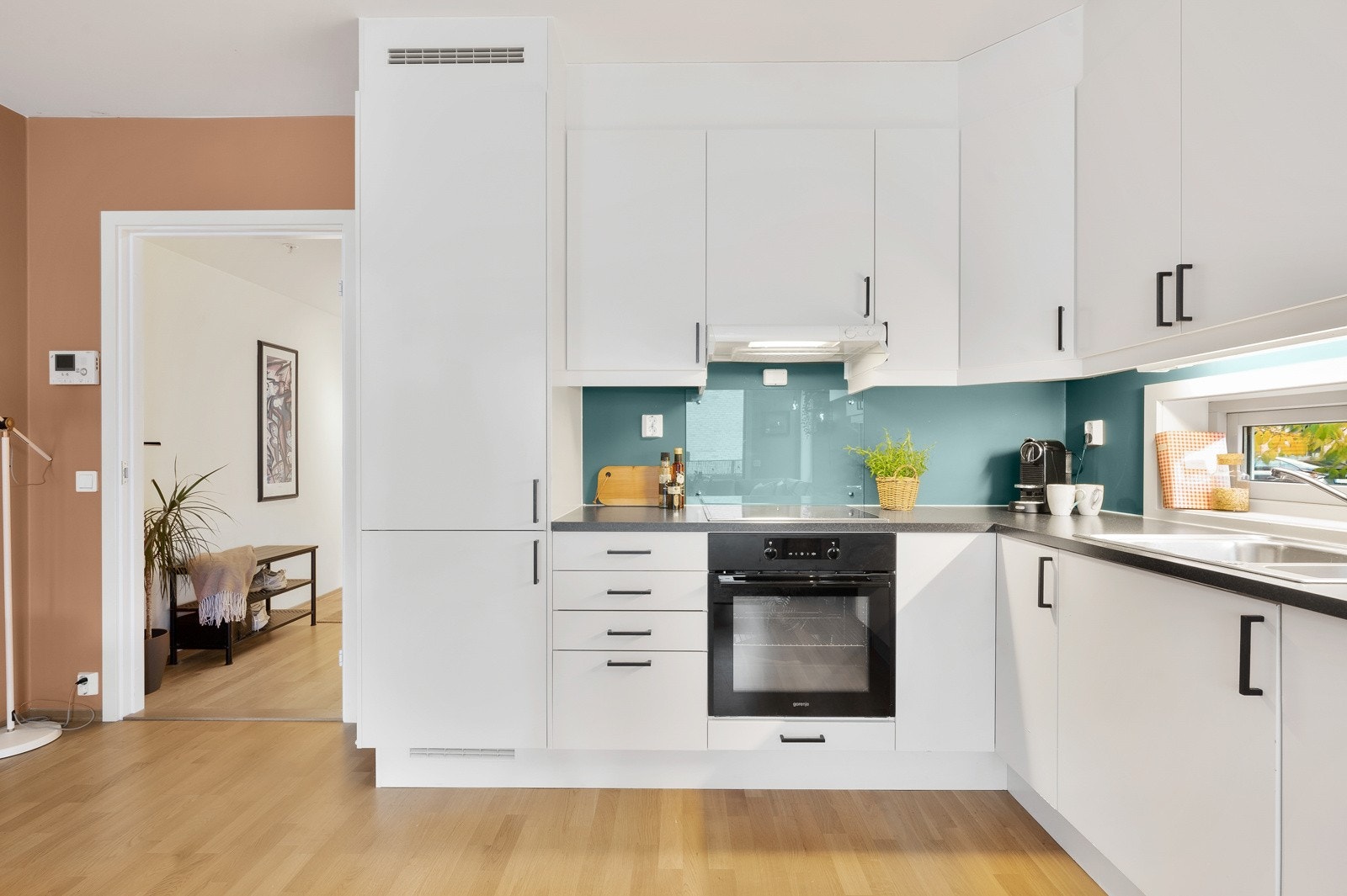 Integrert oppvaskmaskin, kjøl/fryseskap, stekeovn og induksjon platetopp. Galleribilde