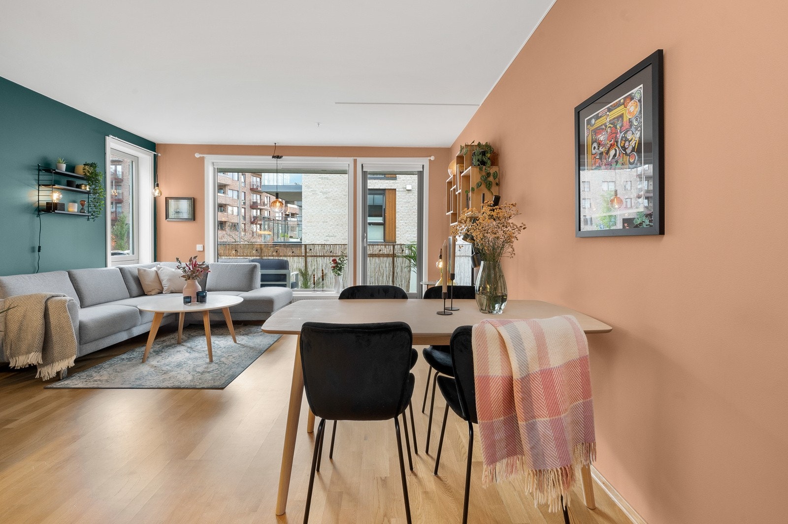 Stuen har en fin utforming med naturlige soner for sofagruppe og spisebord. Galleribilde