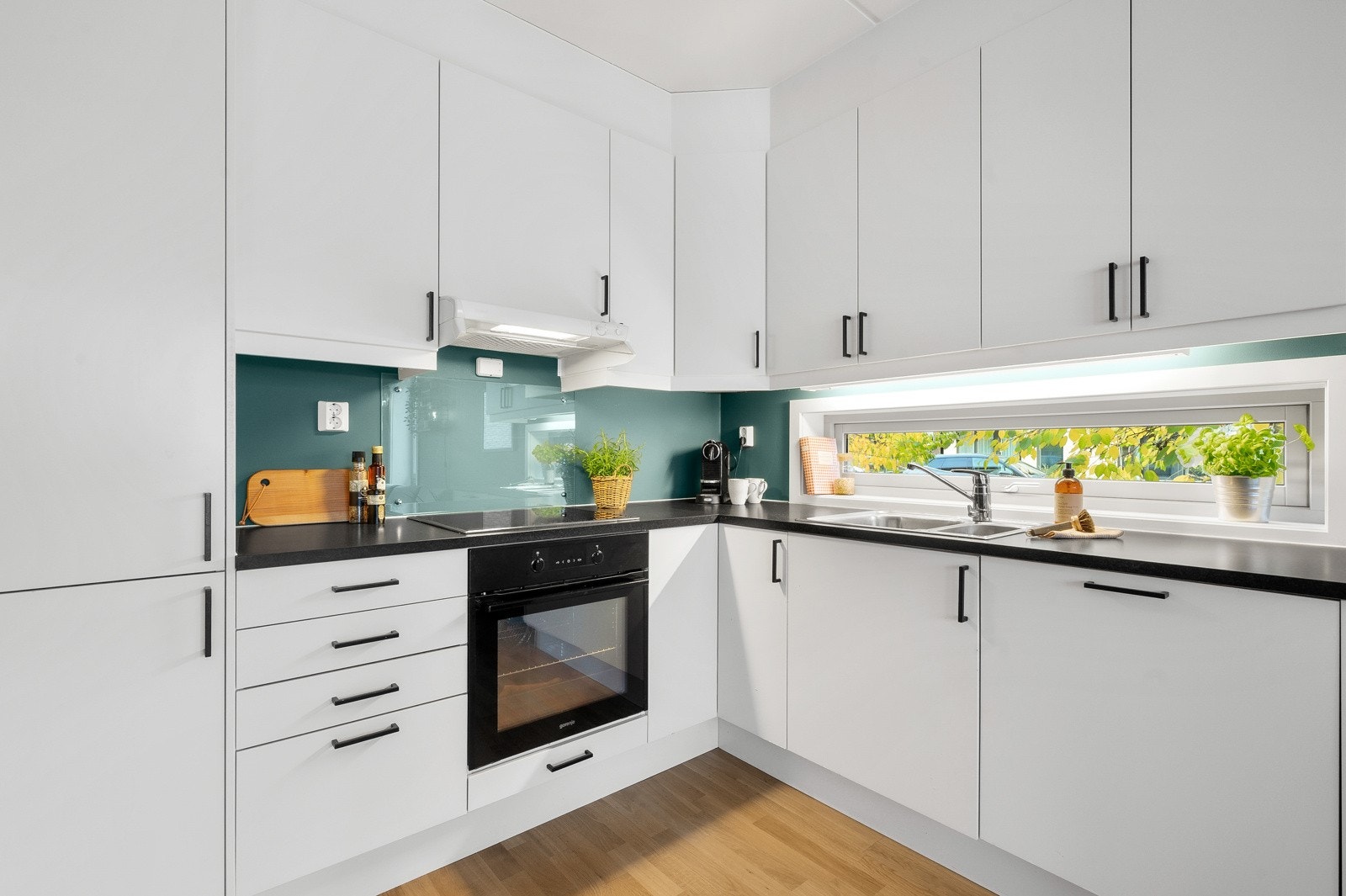 Her er det godt med skap- og benkeplass. Galleribilde