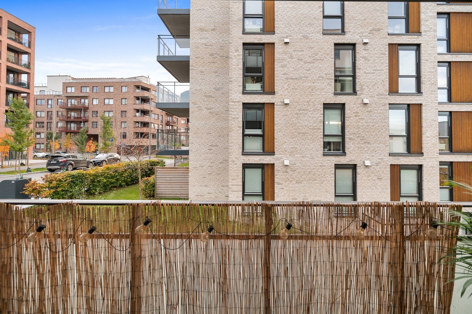 Selv om området er bygget ut vil du likevel oppleve at det er god luft mellom blokkene. Galleribilde