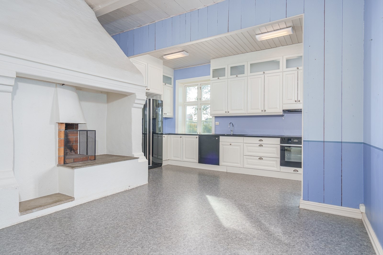 Stort kjøkken med god skap- og skuffeplass, samt peis Galleribilde