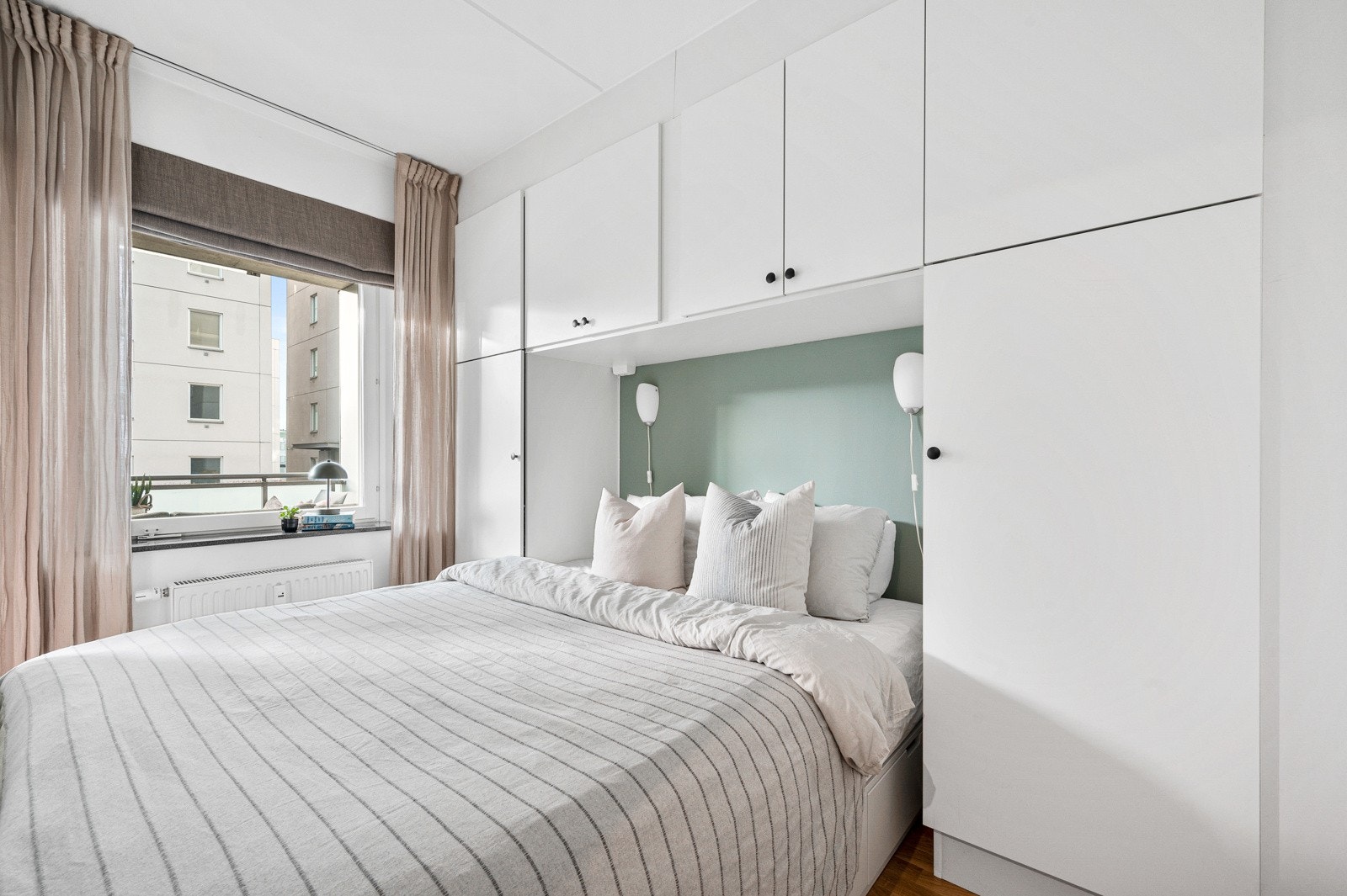 Romslig soverom med plass til dobbeltseng. God oppbevaringsplass i plassbygd garderobeløsning. Galleribilde