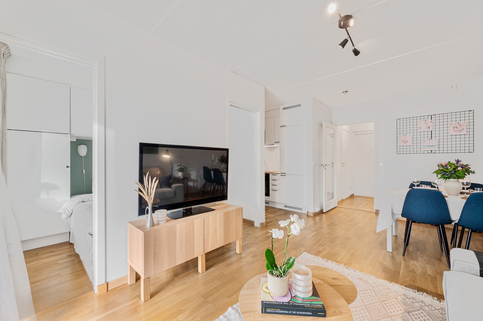 Stuen gir deg flere møbleringssoner hvor du har god plass til spisemøblement og tv/sofagruppe. Galleribilde