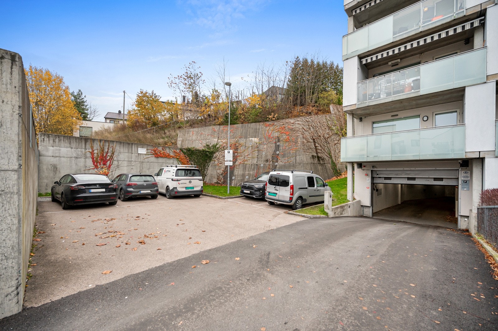 Det er gjesteparkeringsplasser i borettslaget. Galleribilde