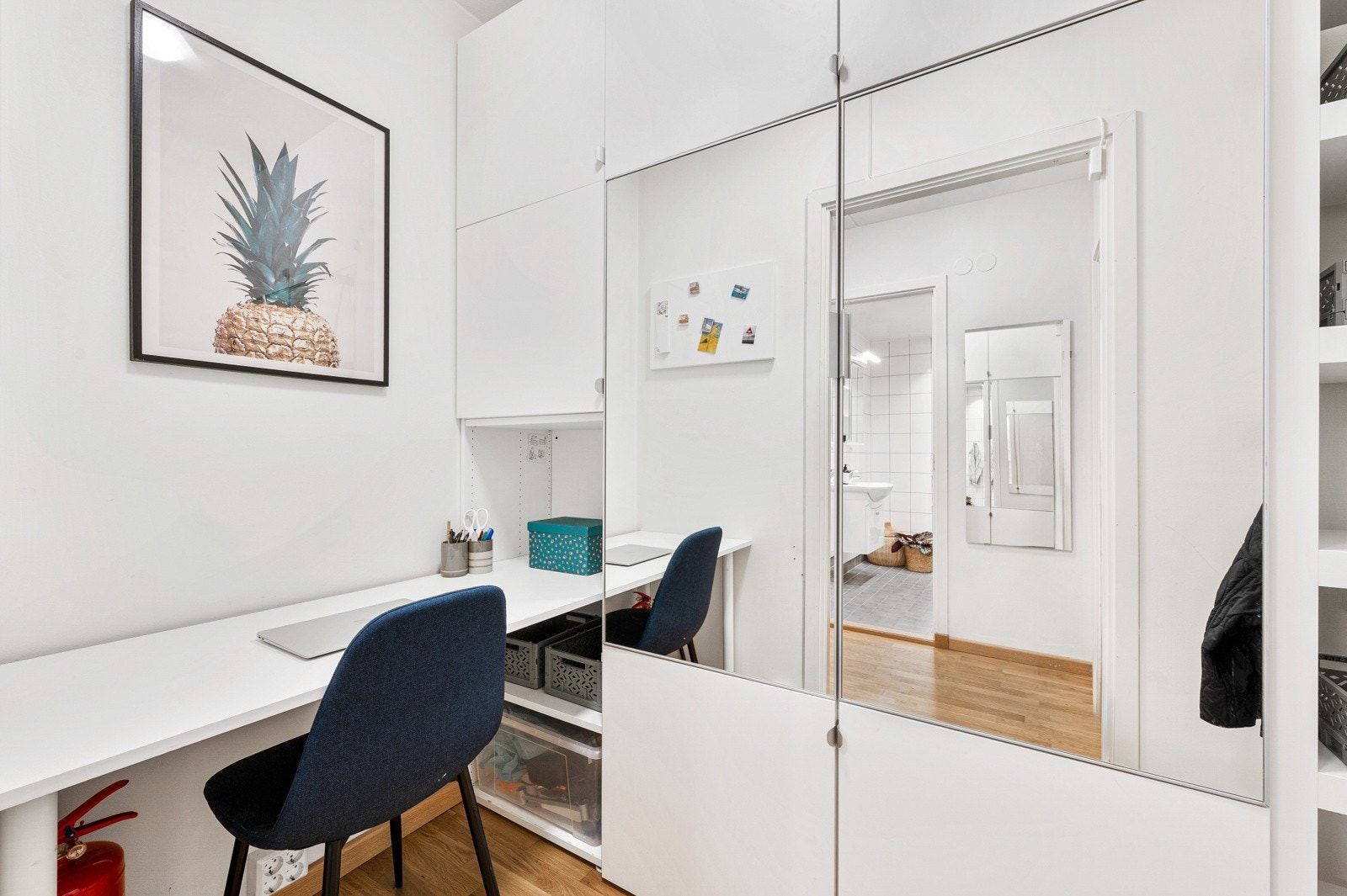 Nåværende eier har laget kontor der det tidligere var omkledningsrom. Galleribilde