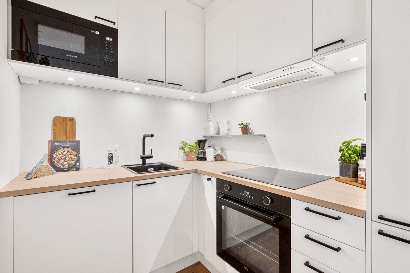 Lyst og tidløst kjøkken med god skap- og benkeplass. Nytt kjøkken fra Epoq ble montert i 2023. Galleribilde