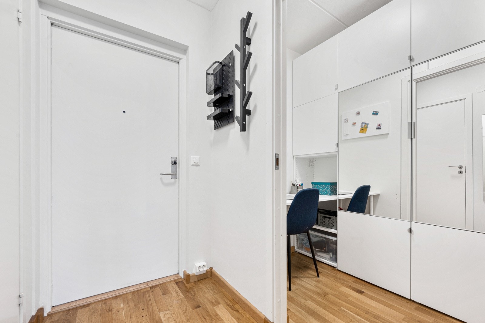 Lys og innbydende entré med plass til å henge fra seg yttertøy. Galleribilde