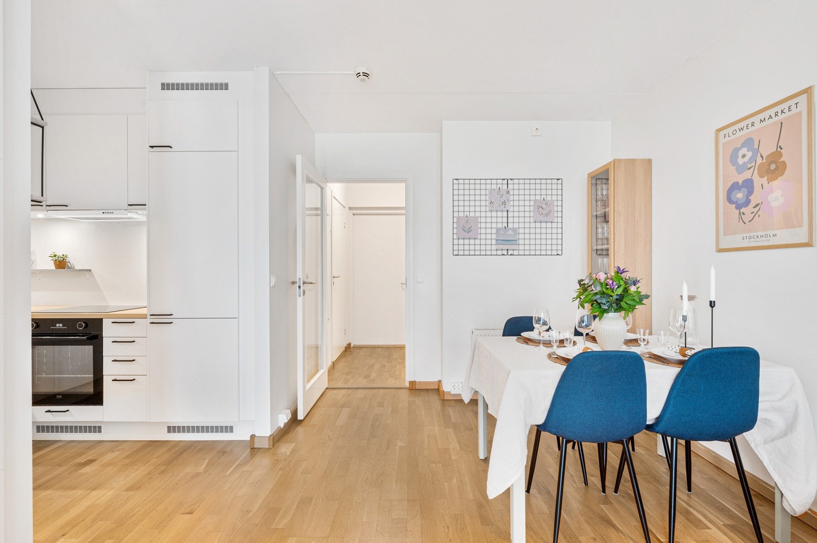 Åpen stue/kjøkkenløsning gir et sosialt og luftig oppholdsrom. Galleribilde