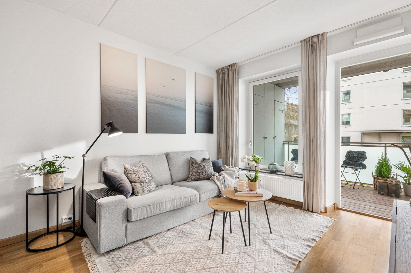 Lys og fin stue. Boligen har god takhøyde (230-255 cm). Galleribilde