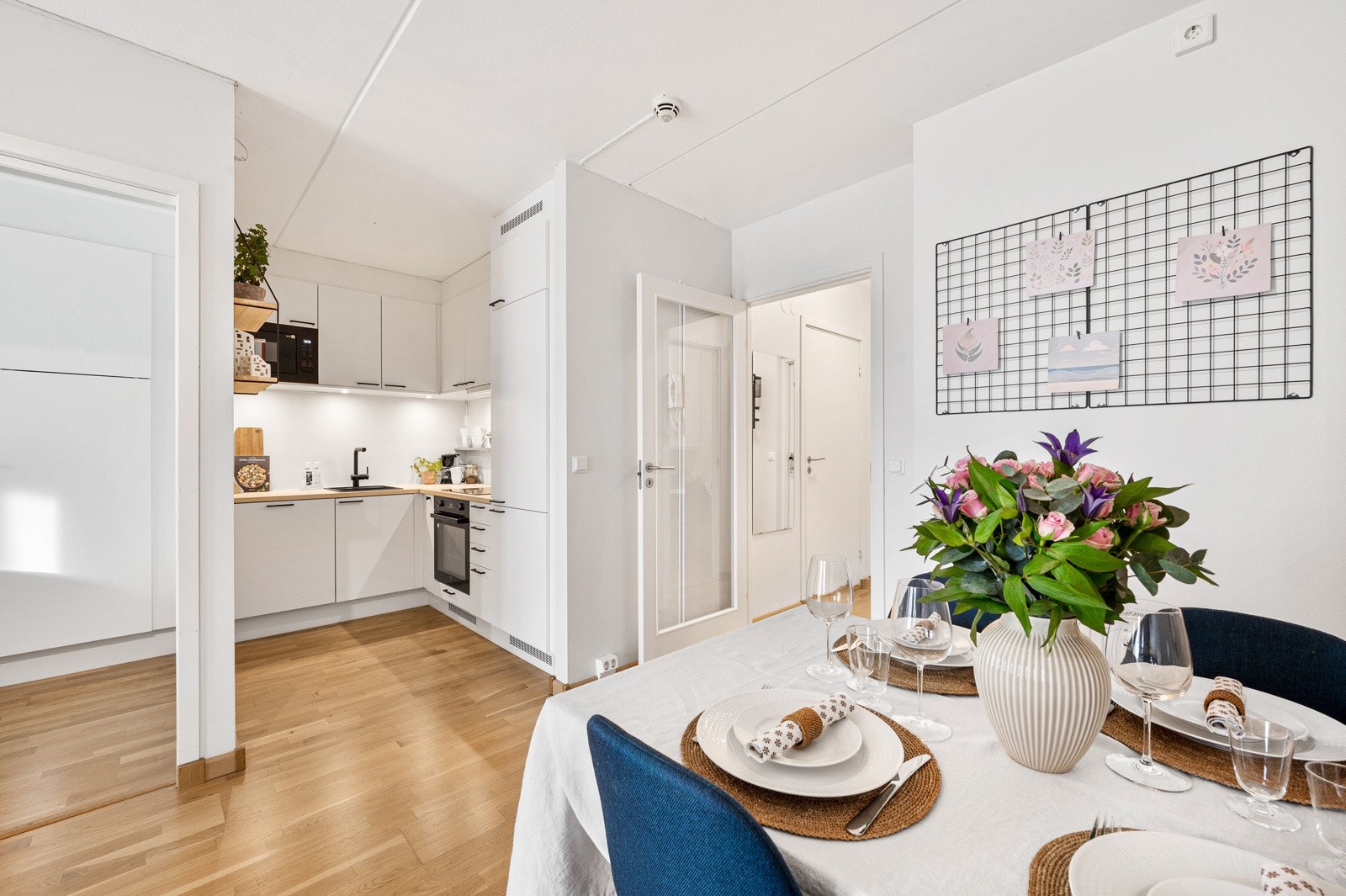 Kjøkkenet er praktisk plassert i hjørnet, litt skjermet fra resten av rommet. Galleribilde