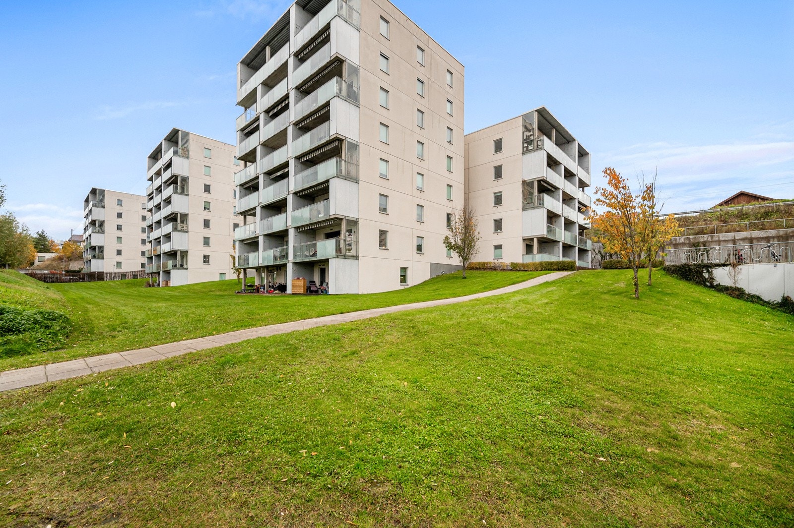 Leiligheten ligger i et flott og moderne bygg fra 2008. Galleribilde