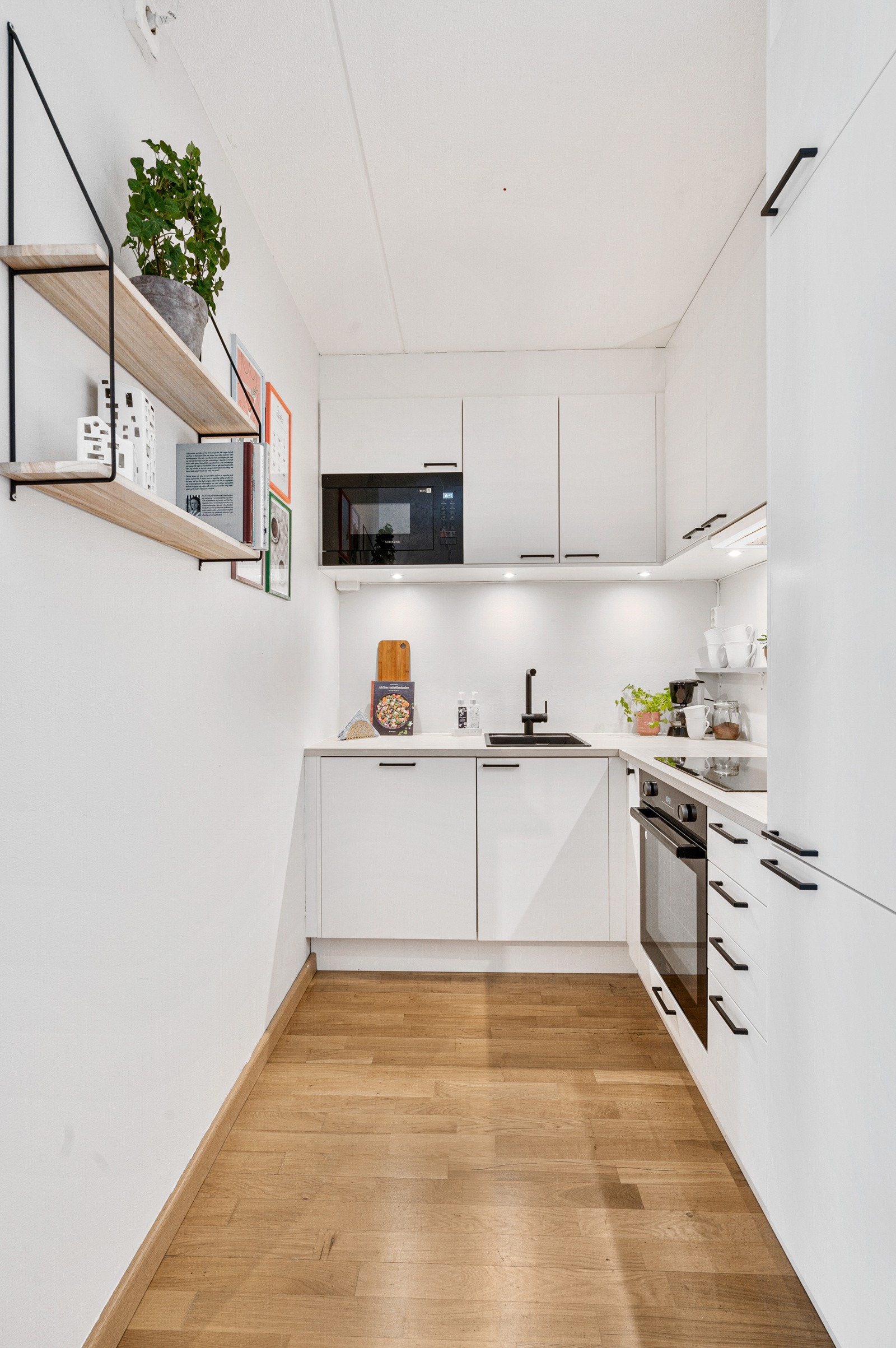 Integrert kjøl/fryseskap, oppvaskmaskin, mikro, stekeovn og induksjon platetopp. Galleribilde