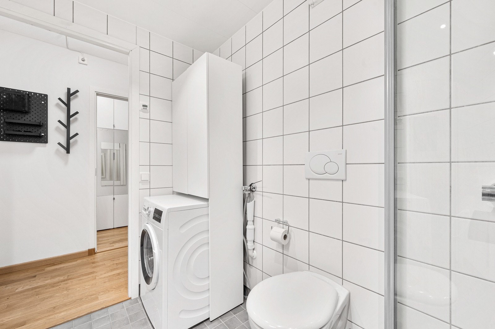 Smart hylleløsning for ekstra oppbevaring over vaskemaskinen. Galleribilde